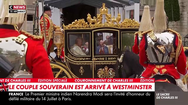 Couronnement de Charles III - Regardez la colère du Roi bloqué dans son carrosse pendant près de 5 minutes devant l'Abbaye de Westminster avant de pouvoir sortir