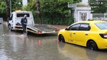 Antalya’da sağanak… Yollar su doldu, araçlar mahsur kaldı