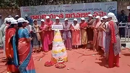 కరీంనగర్: బతుకమ్మ ఆడుతూ పంచాయతీ కార్యదర్శుల నిరసన