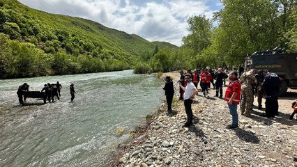 Tải video: Munzur Çayı’na uçan arabadaydı: Cansız bedeni bulundu