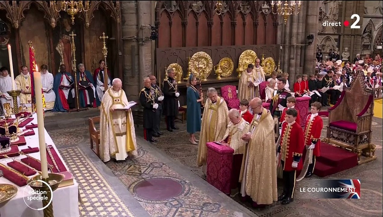 Le moment où Charles prête serment : "Moi, Charles, solennellement et sincèrement en présence de Dieu...