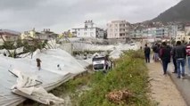 Mersin’de kuvvetli rüzgar seraları yıktı