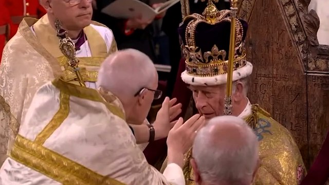 Couronnement de Charles III : le moment où le roi et la reine ont reçu leur couronne