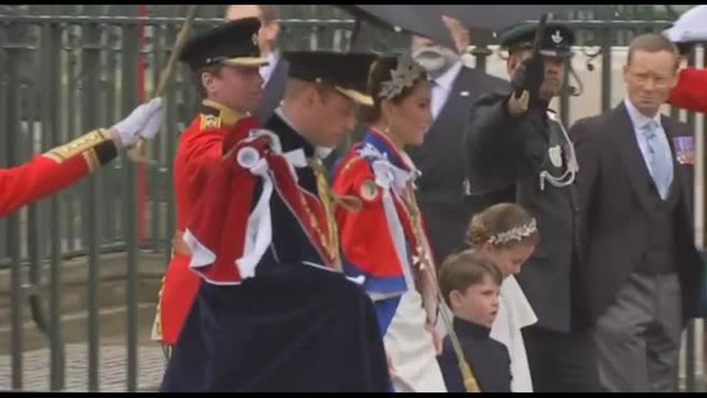 Carlo III, William e Kate a Westminster con i bambini