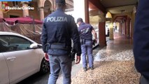 Bologna, controlli della polizia in centro: il video