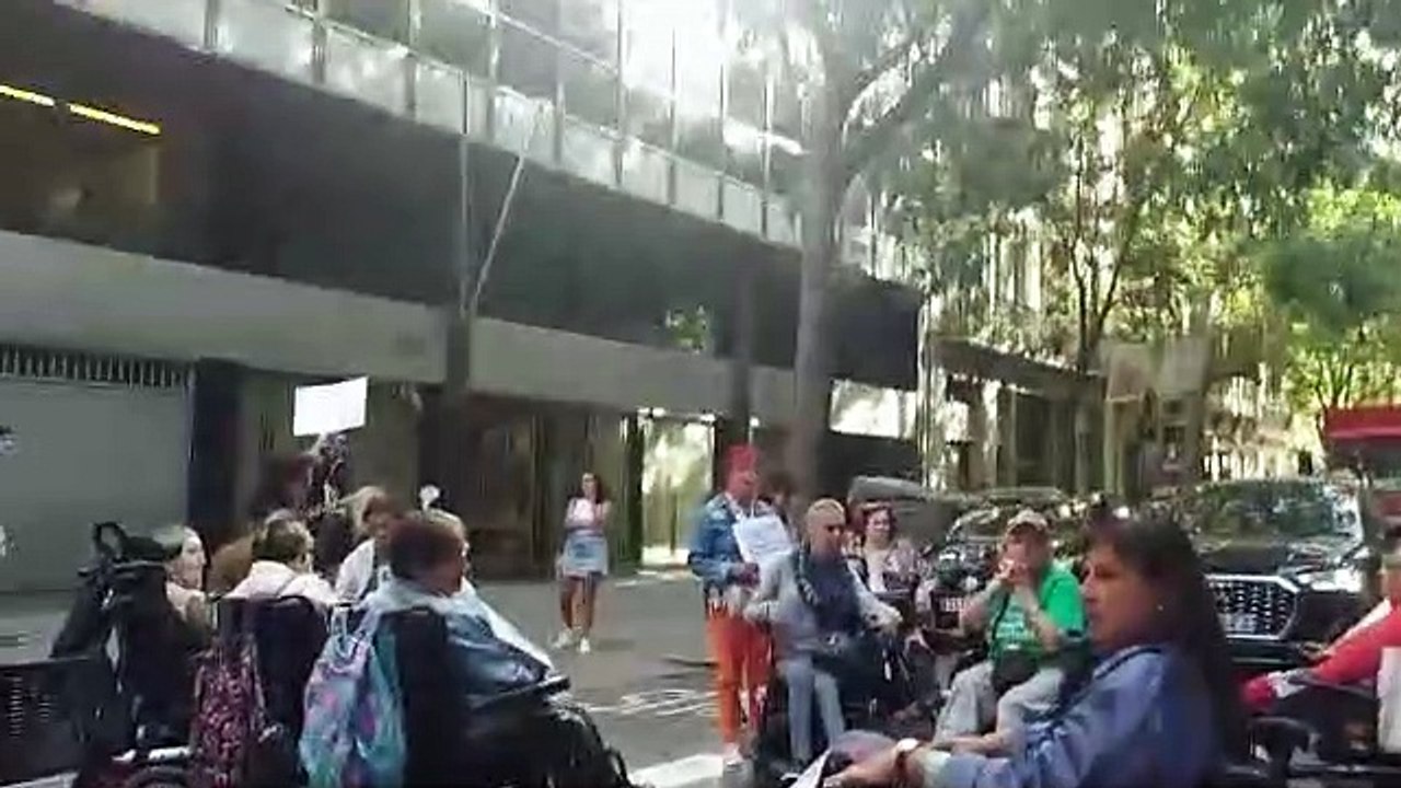 Personas con discapacidad cortan la calle València como protesta por la accesibilidad a las playas