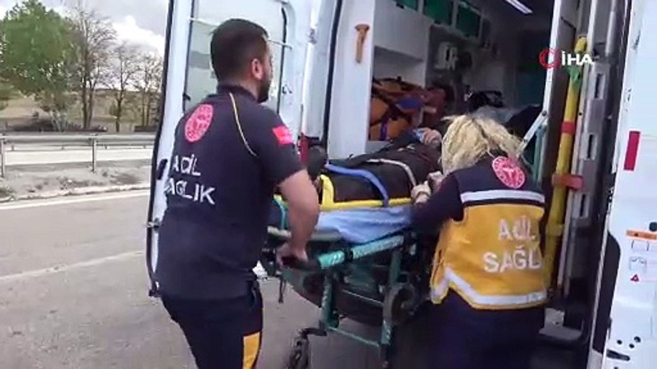 Cenazeye giden ailenin bulunduğu otomobil tır ile çarpıştı: 3 yaralı