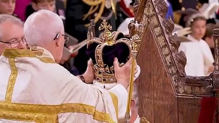 İngiltere'de Kral 3. Charles törenle tacını giydi