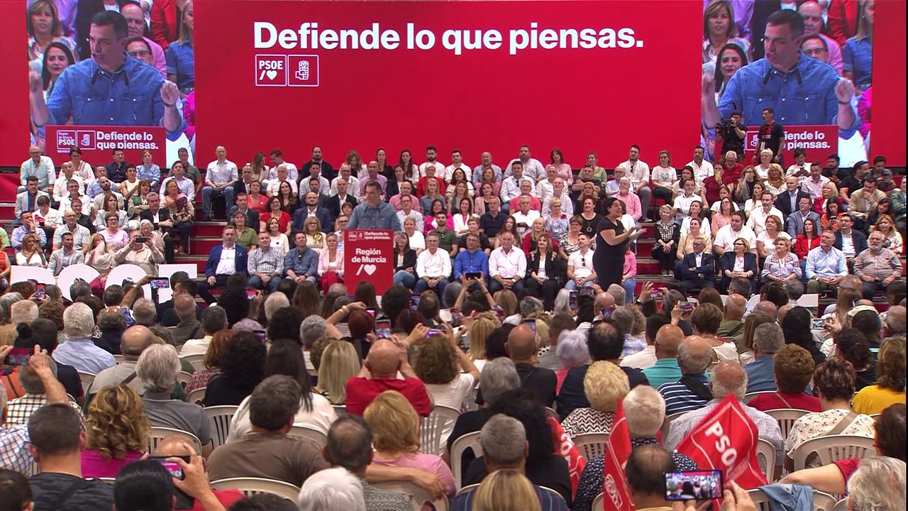 Pedro Sánchez y José Vélez, este sábado, en el mitin del Pabellón Príncipe de Asturias de Murcia.