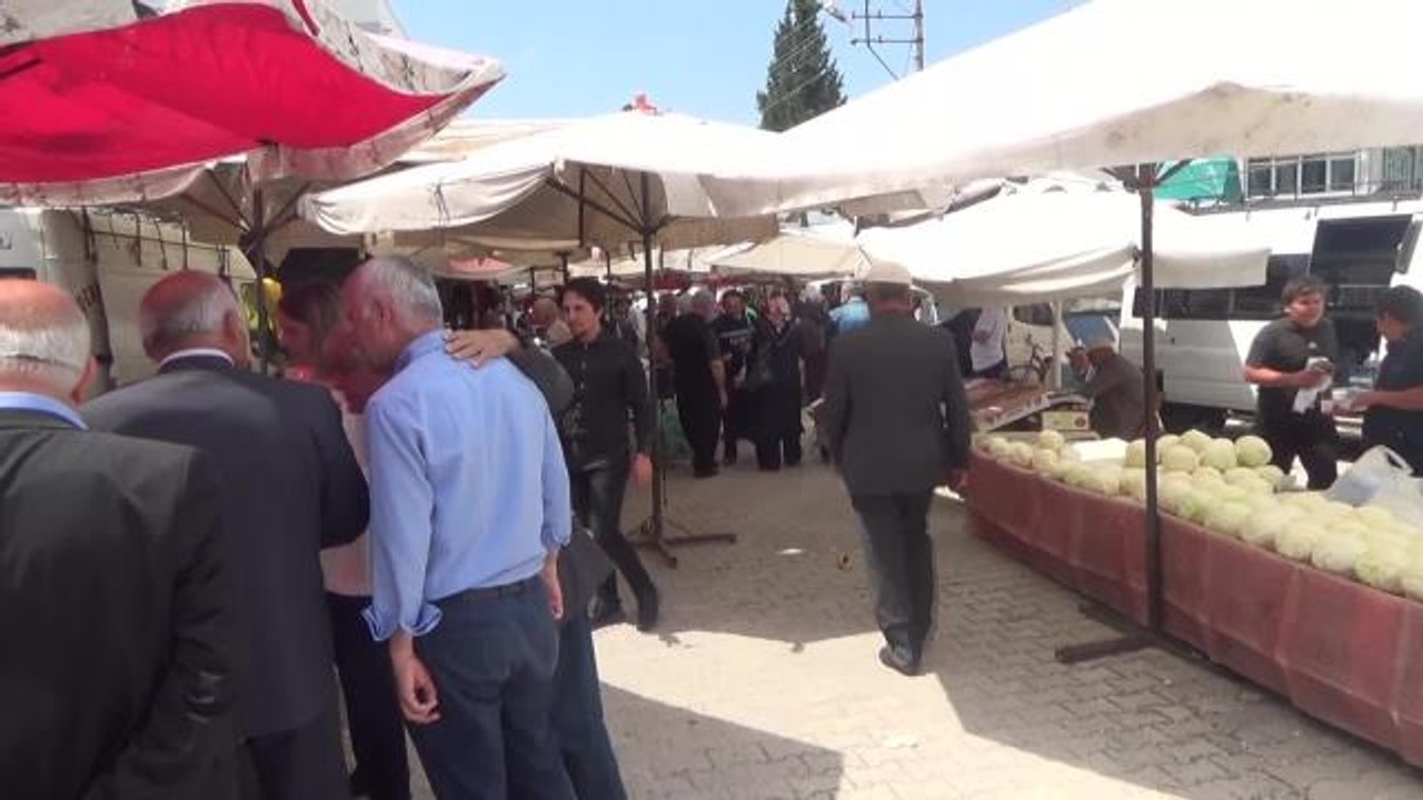 İYİ Parti milletvekili adayı Elif Loğoğlu, semt pazarında esnafın sorunlarını dinledi