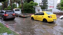 Antalya’da sağanak… Yollar su doldu, araçlar mahsur kaldı