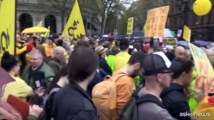 Carlo III, a Londra anche i contestatori: "Voglio la repubblica"