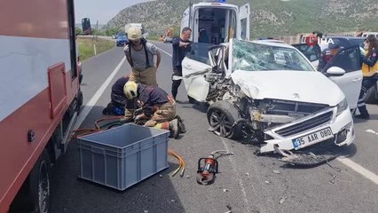 İzmir'de iki otomobil kafa kafaya çarpıştı: 6 yaralı