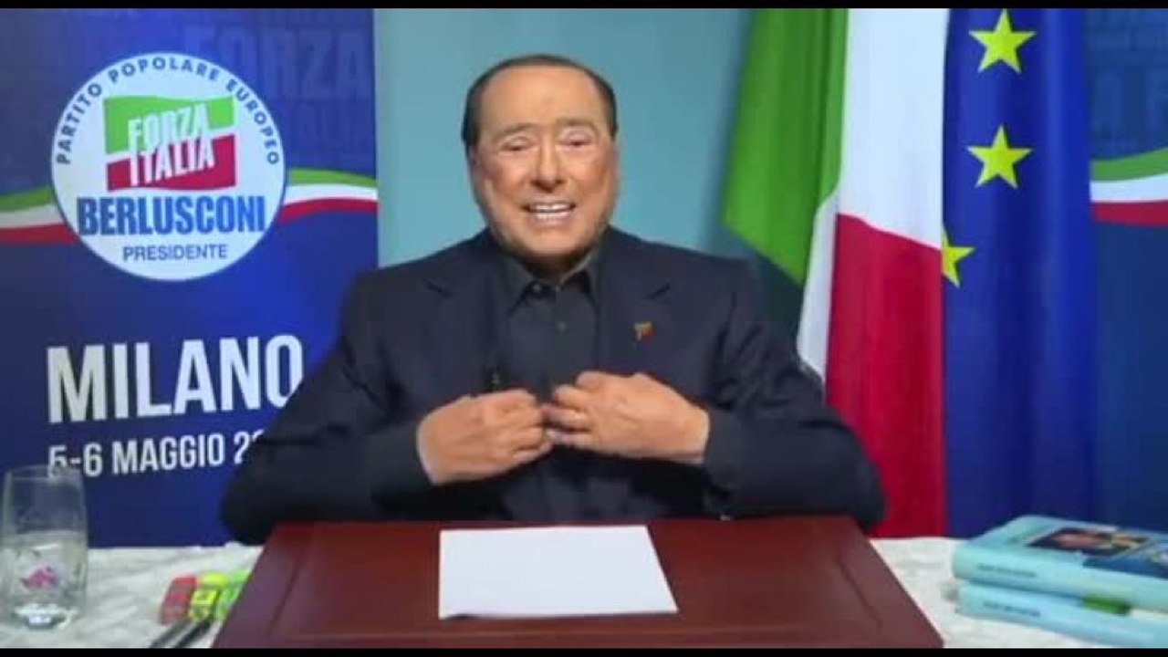 Berlusconi in video dal San Raffaele: dopo un mese in giacca e camicia