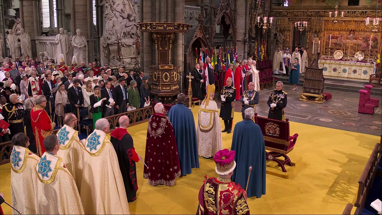 National anthem plays as King wears Imperial State Crown