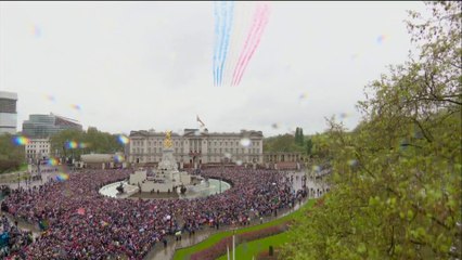 Couronnement: la Royal Air Force survole Buckingham Palace