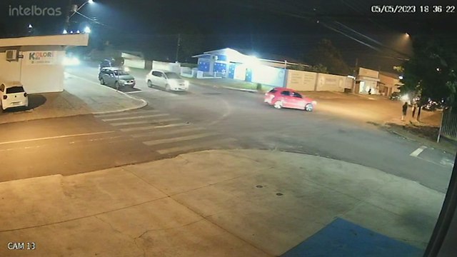 Vídeo mostra forte colisão entre carro e moto no Bairro Brasília