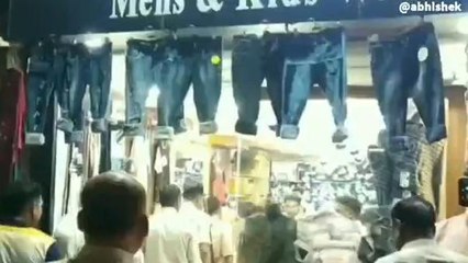 नर्मदापुरम: चोर गिरोह को मौकाए वारदात पर लाई पुलिस, देखने वालों की जुटी भीड़