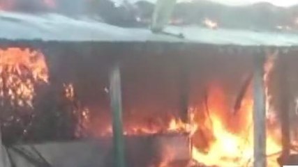 सुपौल: अचानक एक घर में लगी आग, देखें कैसे उठ रही है आग की लपट