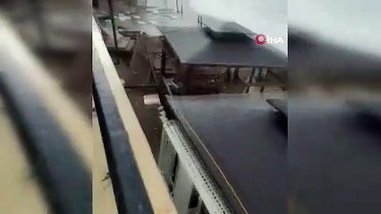 Dev dalgalar dünyaca ünlü sahildeki cankurtaran kulelerini domino taşı gibi devirdi