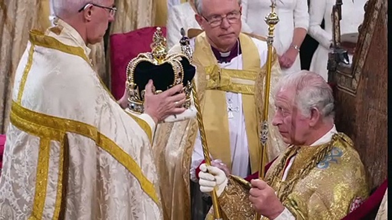 Charles III. in feierlicher Zeremonie gekrönt