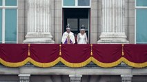 Carlos III y la reina Camila saludan desde el balcón del palacio de Buckingham