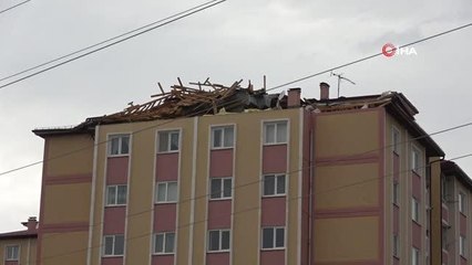 Sivas'ta kuvvetli rüzgar çatıyı yerinden söktü