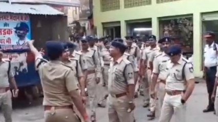 आगर: एसपी के नेतृत्व में निकाला गया फ्लैग मार्च, असामाजिक तत्वों को किया सावधान