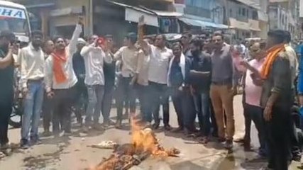 सागर: कर्नाटक की सियासत से उबलने लगा बुंदेलखंड,बजरंगियों ने फूंका पुतला