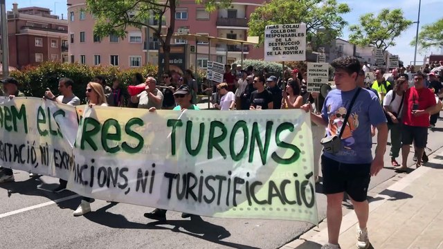 Vecinos de los Tres Turons bloquean los accesos del Park Güell para protestar contra el turismo