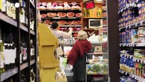 Gli italiani consumano di meno ma spendono di piu'