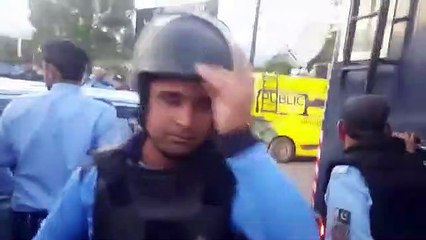 Arrests of PTI workers begin, watch video of women workers being dragged into prison vans | پی ٹی آئی کارکنوں کی گرفتاریاں شروع ، خاتون ورکرز کو گھسیٹ کر قیدی وین میں ڈالنے کی ویڈیو دیکھیں | Public News | Breaking News | Pakistan Breaking News