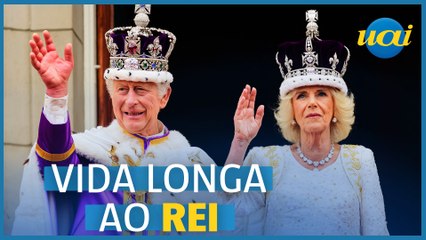 Rei Charles III saúda multidão no Palácio de Buckingham