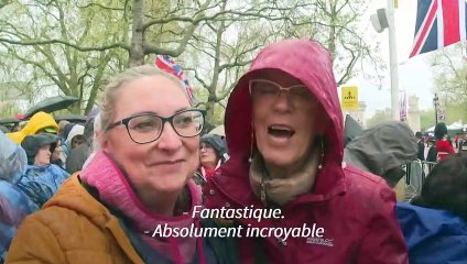 "Incroyable": la foule salue le carrosse doré de Charles en route vers Westminster