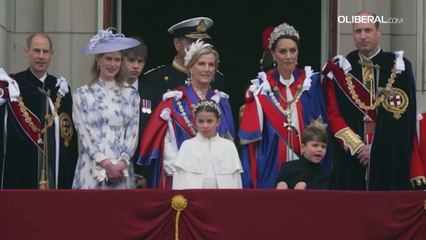 Charles III e Camila fazem saúdam súditos da sacada do Palácio de Buckingham