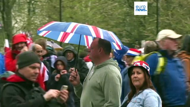 Il bagno di folla di Carlo e Camilla: Londra rende omaggio ai sovrani