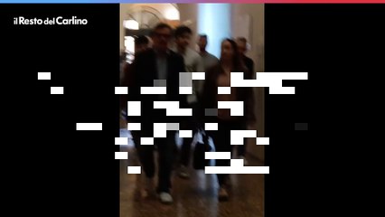 Carlo Calenda a Bologna: l'ingresso del leader di Azione al Baraccano. Il video