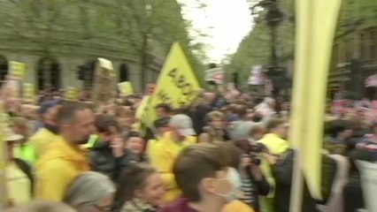 Grupos antimonárquicos se manifiestan al paso del carruaje de Carlos III