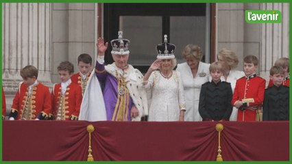 Après le couronnement, Charles III et Camilla saluent la foule