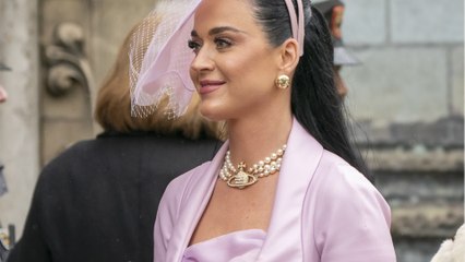 Voici - Katy Perry complètement perdue lors du couronnement de Charles III, la Toile se moque de la chanteuse !