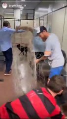 Prefeito usa rede para capturar cachorro em prefeitura de SC