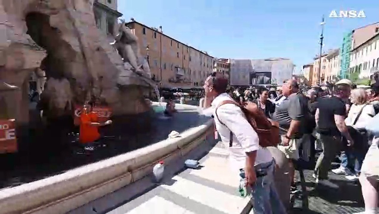 Ultima Generazione, liquido nero nella fontana di piazza Navona