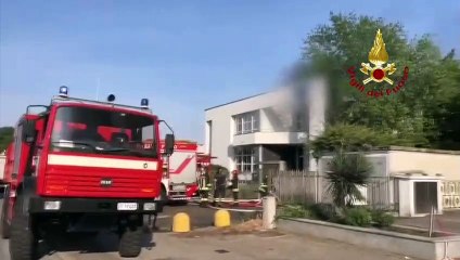 Download Video: Fiamme alla Ilga Gomma di Vigevano: colonna di fumo nero visibile a km di distanza