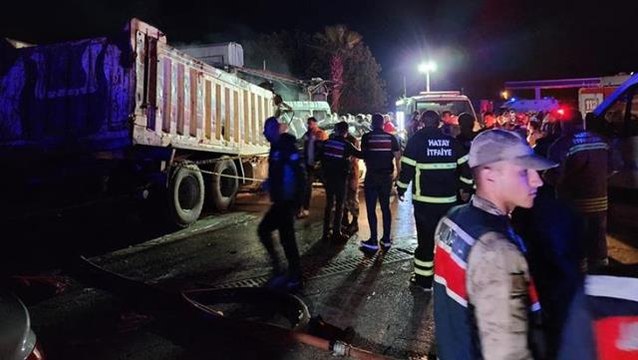 Son Dakika: Hatay'da kontrolden çıkan kamyon, asker uğurlayan kalabalığın arasına daldı: 12 ölü, 3'ü ağır 31 yaralı