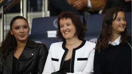 GALA VIDEO - Anne Roumanoff : qui sont ses deux filles Alice et Marie ?