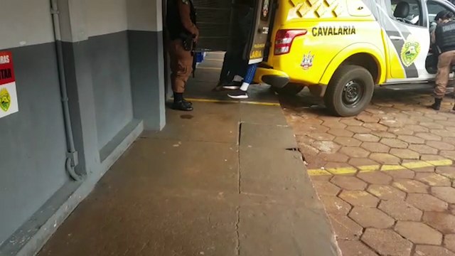 Operação da Polícia Militar resulta em apreensão de arma, estimulantes sexuais e eletrônicos