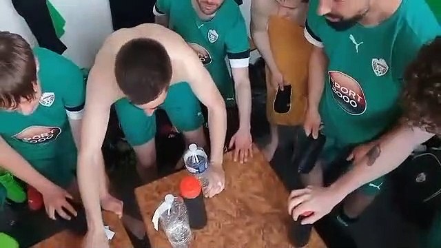 Image du vestiaire après la victoire contre EHB 2016 . Bravo à tous mais rencontre malheureusement qui va laisser des traces ! Avec 3 blessés ! Incompréhensible et difficile à acceptée !