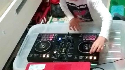 Los primeros juegos de Dani, en su habitación.