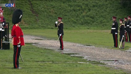 Video: soldado colapsa durante los actos de coronación de Carlos III