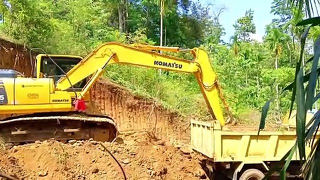 Efficient Truck Loading With the Komatsu PC 195 LC Excavator